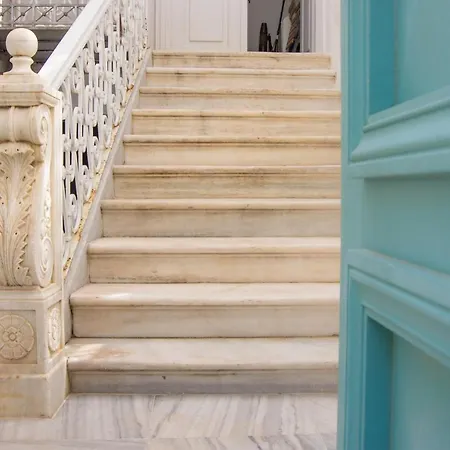 Neoclassical Maia Βίλα